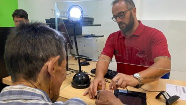 El hombre obtuvo un nuevo documento nacional de identidad, luego de estar retenido en un campo. 