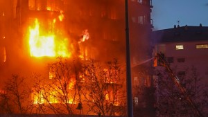 Video | Feroz incendio en un edificio en Valencia:  al menos cuatro muertos y 14 heridos