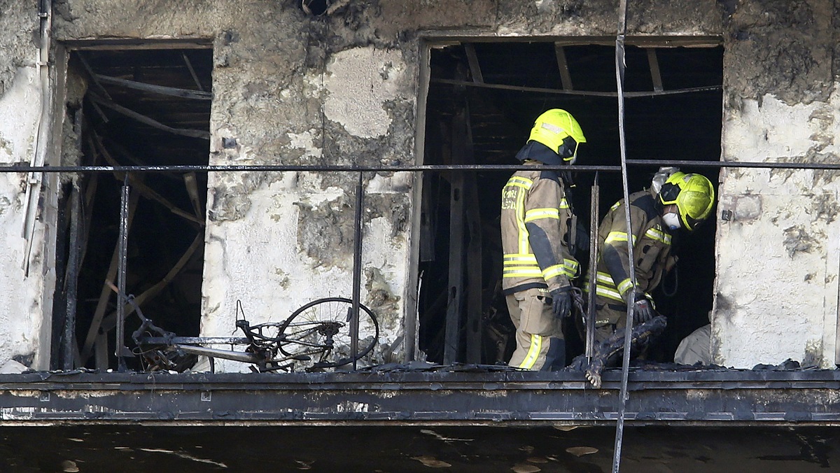 La policía científica y los bomberos comenzaron a inspeccionar el interior de dos torres residenciales. Foto AP
