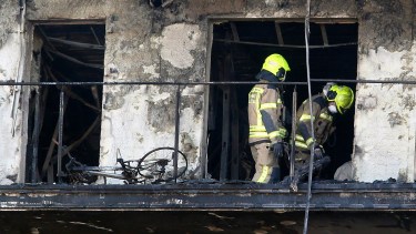 La policía científica y los bomberos comenzaron a inspeccionar el interior de dos torres residenciales. Foto AP