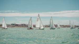 Las Grutas: hoy arranca la regata Golfo Azul y los veleros llenarán de color el mar