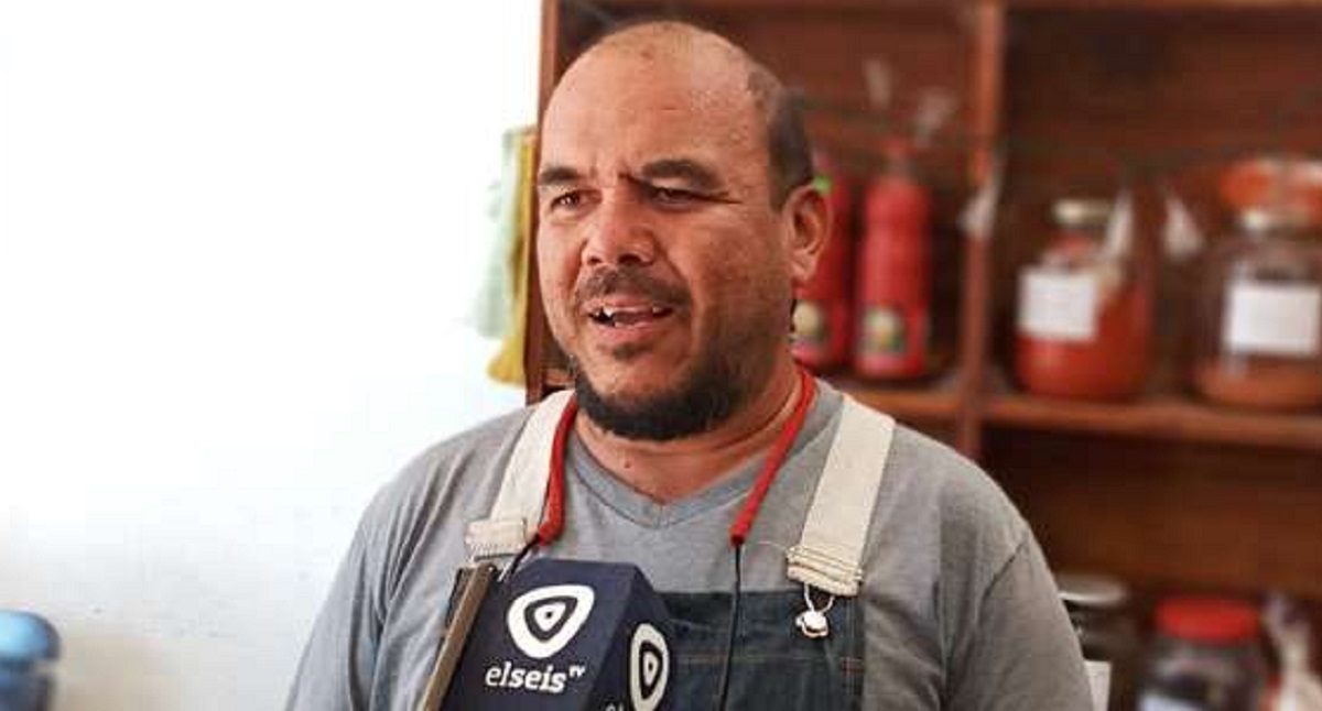 Juan Rondón ofrece bolsas de verduras a quienes más lo necesitan. Foto Noticiero Seis