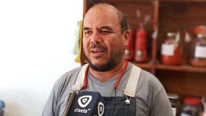 En tiempo de crisis, Juan ofrece bolsas de verduras y frutas a quienes más necesitan en Bariloche