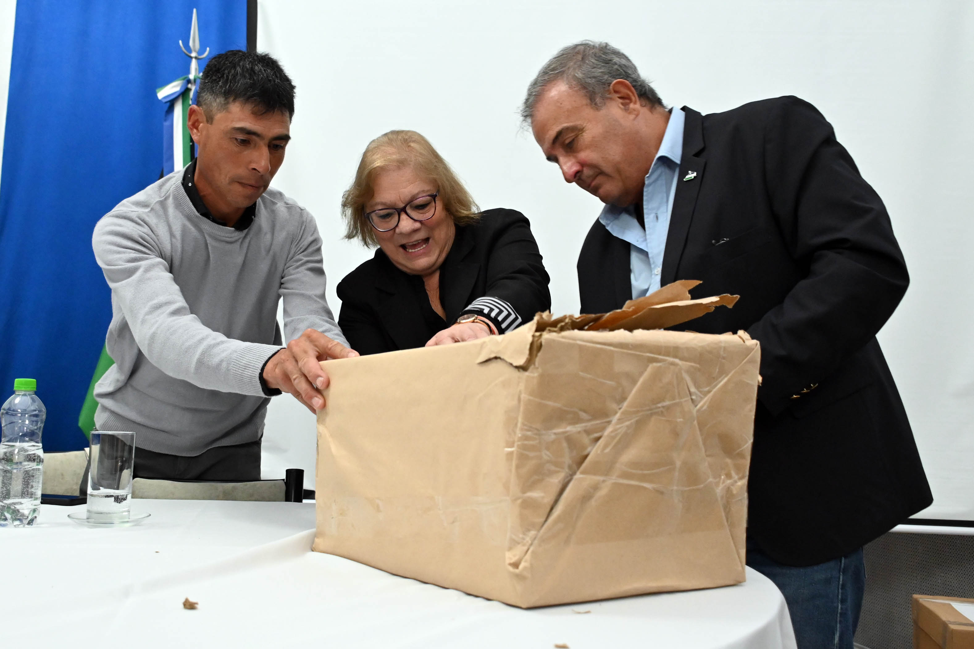 El vicegobernador, Pedro Pesatti y la intendenta de Los Menucos, Mabel Yauhar, abrieron sobres con las ofertas de las firmas constructoras. (Foto: Marcelo Ochoa)