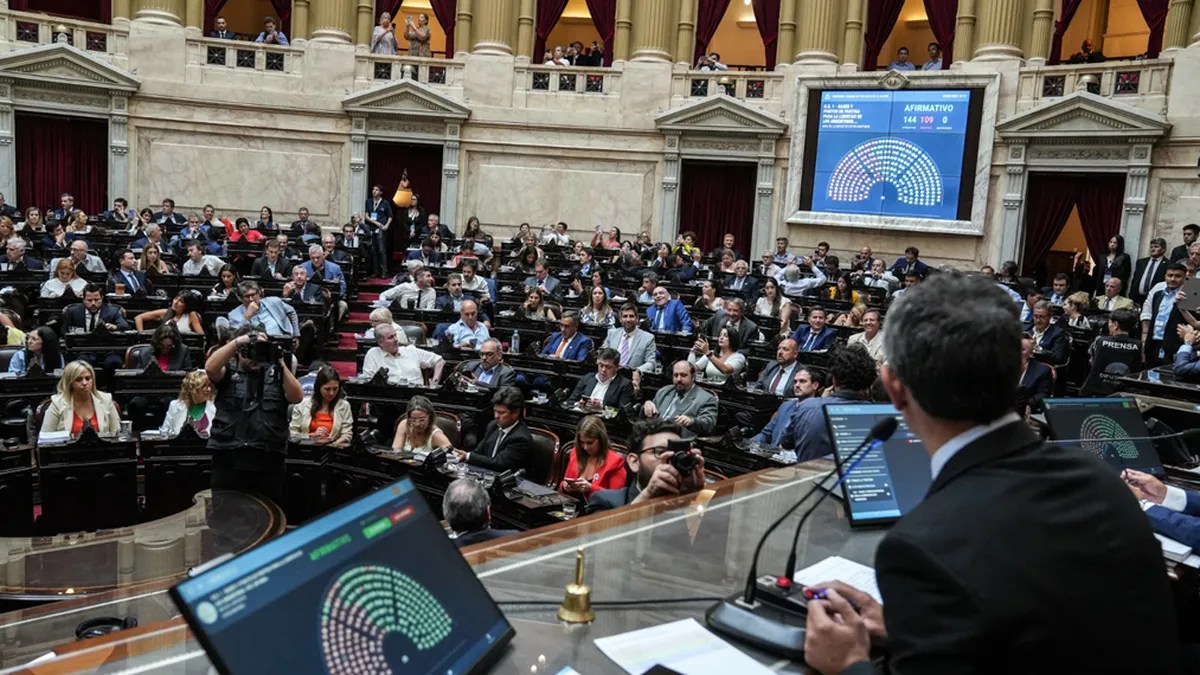 Los integrantes de LLA de la Cámara que preside Martín Menem enfrenta cuestionamientos internos y desafíos tras el fracaso de la Ley Ómnibus y disputas sobre proyectos de Milei. Foto Archivo.