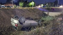 Imagen de Impactante vuelco de un auto demoró el tránsito de la Ruta 7 en Neuquén
