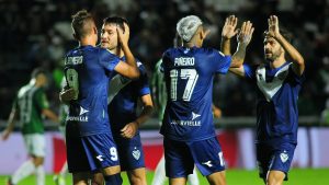 Riestra logró una histórica victoria de visitante y Vélez es líder de la Zona A