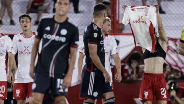 Mazzantti metió el gol de Huracán y desató el festejo local. (Foto: Fotobaires)