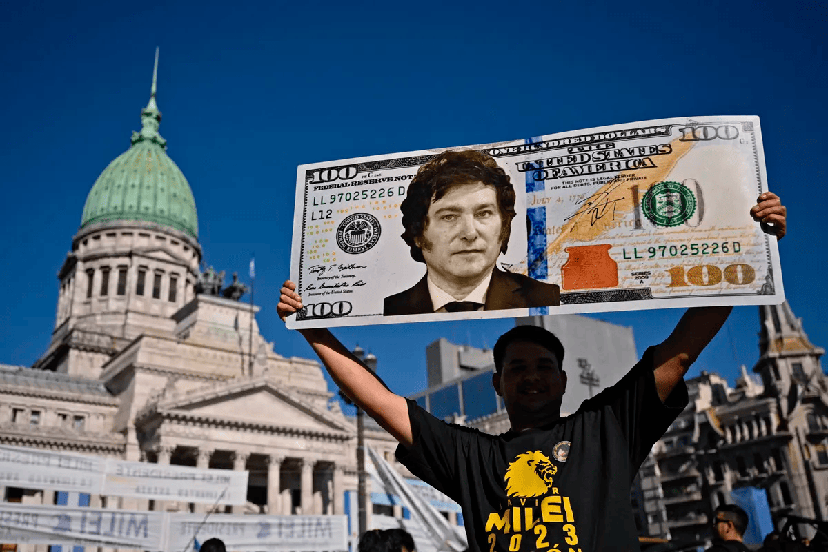 Preferencias. Los argentinos eligen el dólar como moneda para transacciones y depósito de valor.