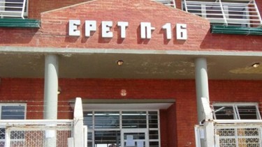 Docentes acusados de abuso en Rincón de los Sauces: prohíben que ingresen al secundario