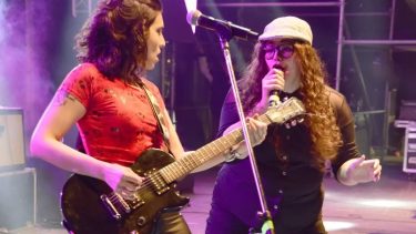 Juanas Trucks, la banda de mujeres que tributa la música de los AC/DC, 
una de las propuestas más originales de la región.