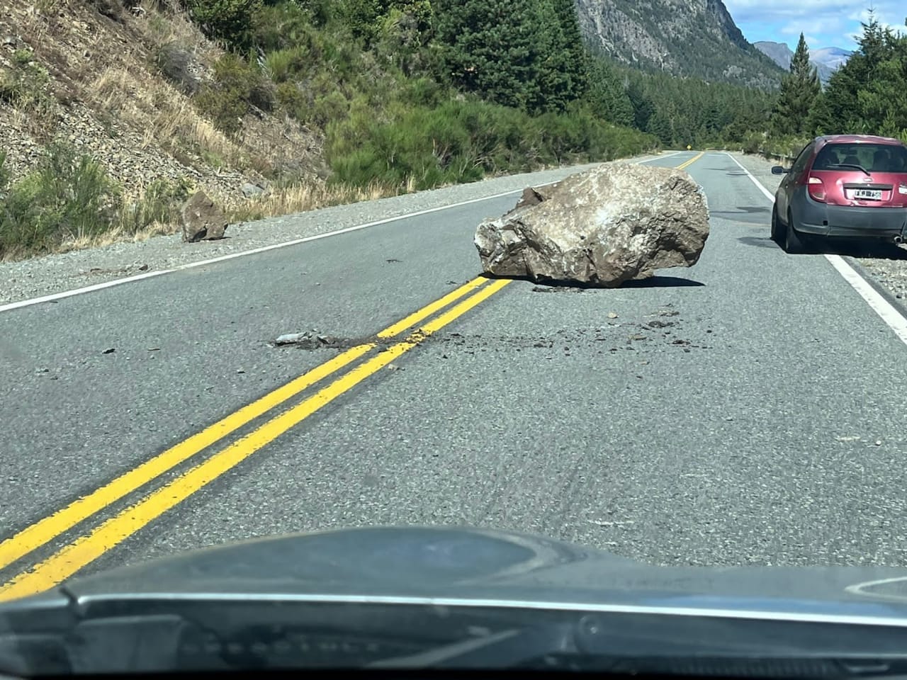 Cayó una piedra de gran tamaño sobre la Ruta 40, en El Bolsón: estuvo cortado el tránsito. Foto gentileza Noticias del Bolsón.