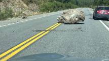 Imagen de Cayó una piedra de gran tamaño sobre la Ruta 40, en El Bolsón