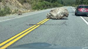 Cayó una piedra de gran tamaño sobre la Ruta 40, en El Bolsón