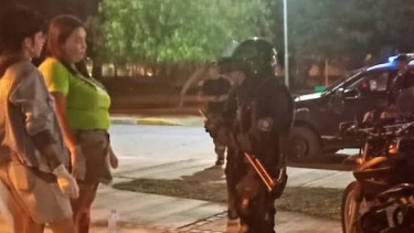 Desde la Campaña por la Emergencia denunciaron que hubo un numeroso despliegue policial ante la pegatineada de algunas mujeres, en Allen. (Facebook)