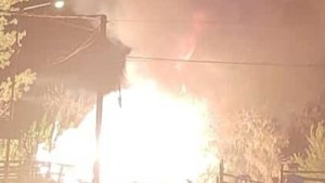 Un incendio consumió una casilla precaria, cerca de Fernández Oro