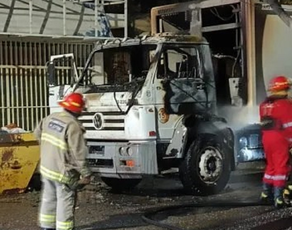 Incendio en un camión recolector de residuos de Plottier: hay complicaciones en el servicio. Foto: gentileza
