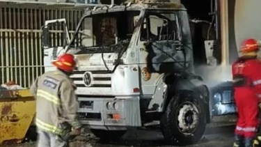 Incendio en un camión recolector de residuos de Plottier: hay complicaciones en el servicio. Foto: gentileza