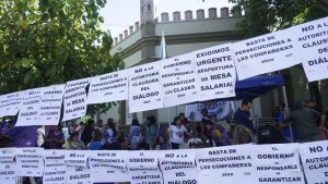 Video | Paro docente en Neuquén: ATEN retoma el bloqueo a Casa de Gobierno este martes