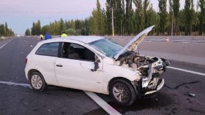 Un auto la chocó por detrás y la hizo volcar sobre Ruta 22, a la altura de Huergo: el conductor huyó