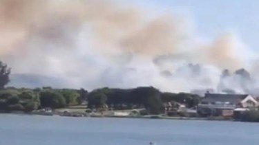 Combaten un incendio forestal en Sierra de los Padres, cerca de Mar del Plata