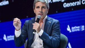 Caputo contra la suba de precios: “En un mes van a estar compitiendo con importadores”