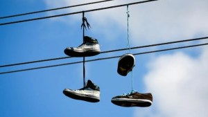 ¿Qué significan las zapatillas colgadas de los cables?, tres mitos