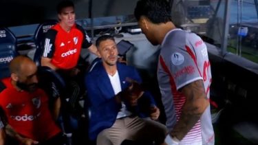El frío saludo entre Enzo Pérez y Demichelis.