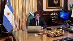 Qué dice el decreto con el que Milei derogó su aumento salarial tras su cruce con Cristina Kirchner