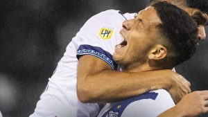 Vélez le ganó a Rosario Central sobre el final y se metió en zona de clasificación