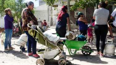 Carretillas o changuitos. Todo se recicla para cargar las garrafas. En la capital hay zonas sin servicio de gas. Foto Cecilia Maletti.