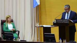 Mapuches reclamaron «deudas» en el discurso de Figueroa en la Legislatura de Neuquén