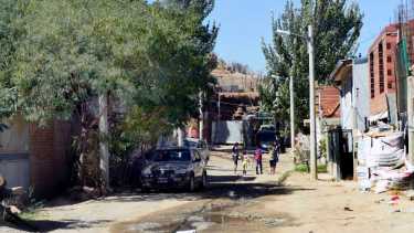 Entre Gregorio Alvarez y El Progreso, regularizar con servicios el sector de la toma Pacífica o del  Morro y Juvenil demandará 2 años (fotos Cecilia Maletti)