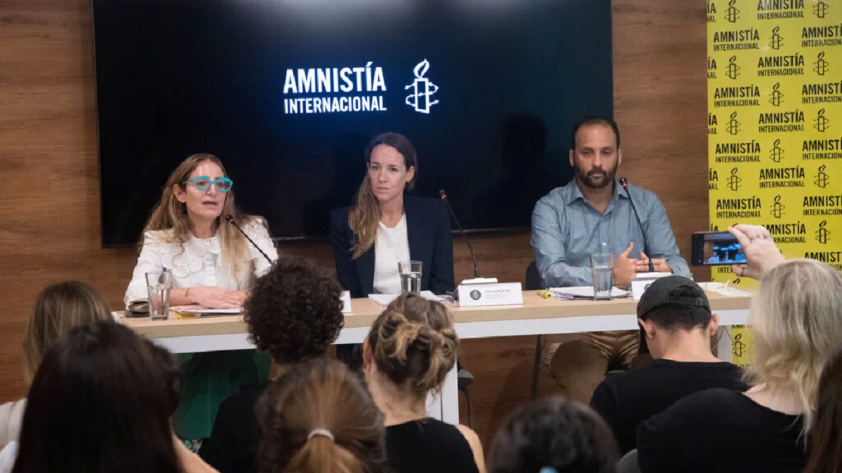 Mariela Belski, directora ejecutiva de Amnistía Internacional Argentina, durante la conferencia de prensa donde se presentó el informe sobre los primeros 100 días de gobierno de Javier Milei.
