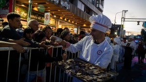 Elaboraron una barra de chocolate de 218 metros en Bariloche: miles de turistas disfrutaron