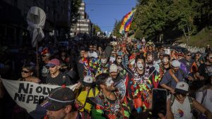 «Fue genocidio, son 30 mil», así fue la masiva marcha en Bariloche por el 24 de marzo