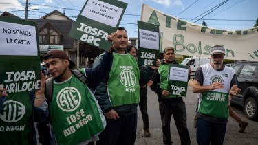 ATE la semana pasada realizó una protesta en Bariloche en rechazo a despidos en organismos nacionales. Este miércoles 3 lleva el reclamo a Roca. Archivo
