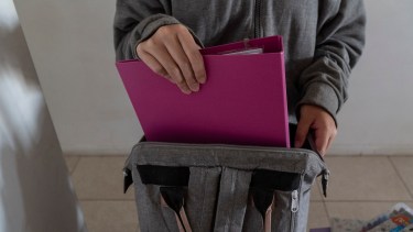 Algunas familias compraron en diciembre para ganarle a la inflación.  Otras compran lo mínimo indispensable y reciclan útiles viejos. Foto: Marcelo Martinez