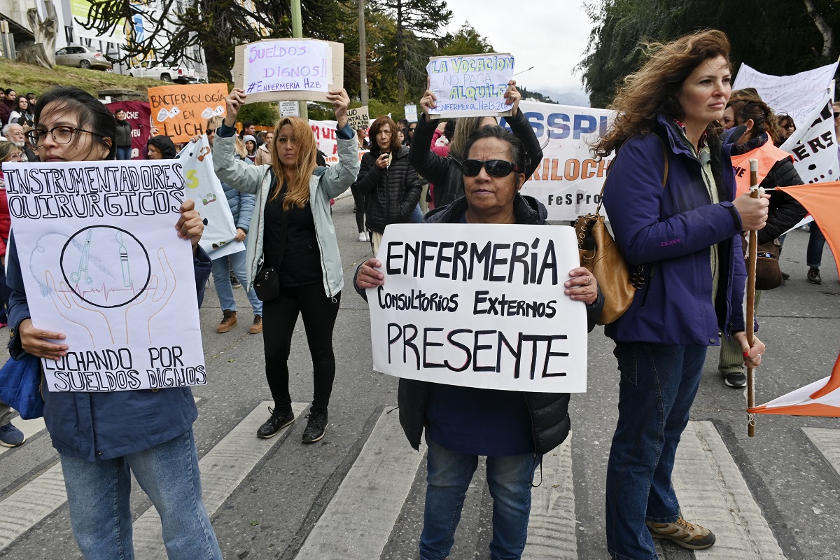 Enfermeros del hospital de Bariloche tomaron una medida extrema y serán sancionados por el Gobierno. Archivo/ Chino Leiva