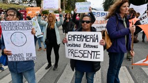 Gobierno inició sumarios a 50 enfermeros de Bariloche por “abandono de persona”