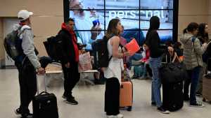 Video | Comenzó a operar el aeropuerto de Bariloche tras ser cerrado por la nieve