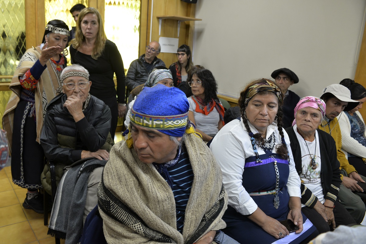 Referentes de comunidades mapuches acompañan a la comunidad Buenuleo en el juicio en Bariloche. Foto: Chino Leiva.