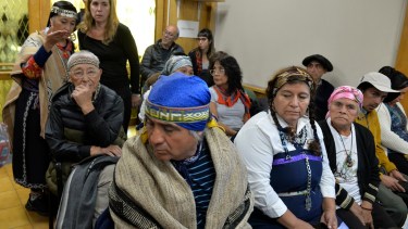 Referentes de comunidades mapuches acompañan a la comunidad Buenuleo en el juicio en Bariloche. Foto: Chino Leiva.