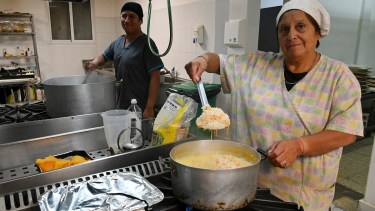 Livia Giorgi tiene 63 años y desde hace 25, trabaja en el hospital Ramón Carrillo. Foto: Chino Leiva