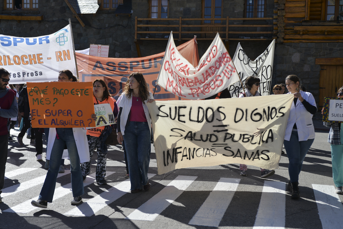 Trabajadores del hospital de Bariloche se movilizaron hoy en reclamo de mejoras salariales. Foto: Chino Leiva
