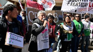Docentes marcharon a Educación en Bariloche con una fuerte demostración de unidad