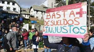 Paro en el hospital de Bariloche con adhesión de los barrios y protesta callejera: «Estamos de pie»