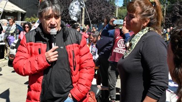 El delegado Velázquez se comprometió a resolver las demandas por el estado de las escuelas. foto Chino Leiva