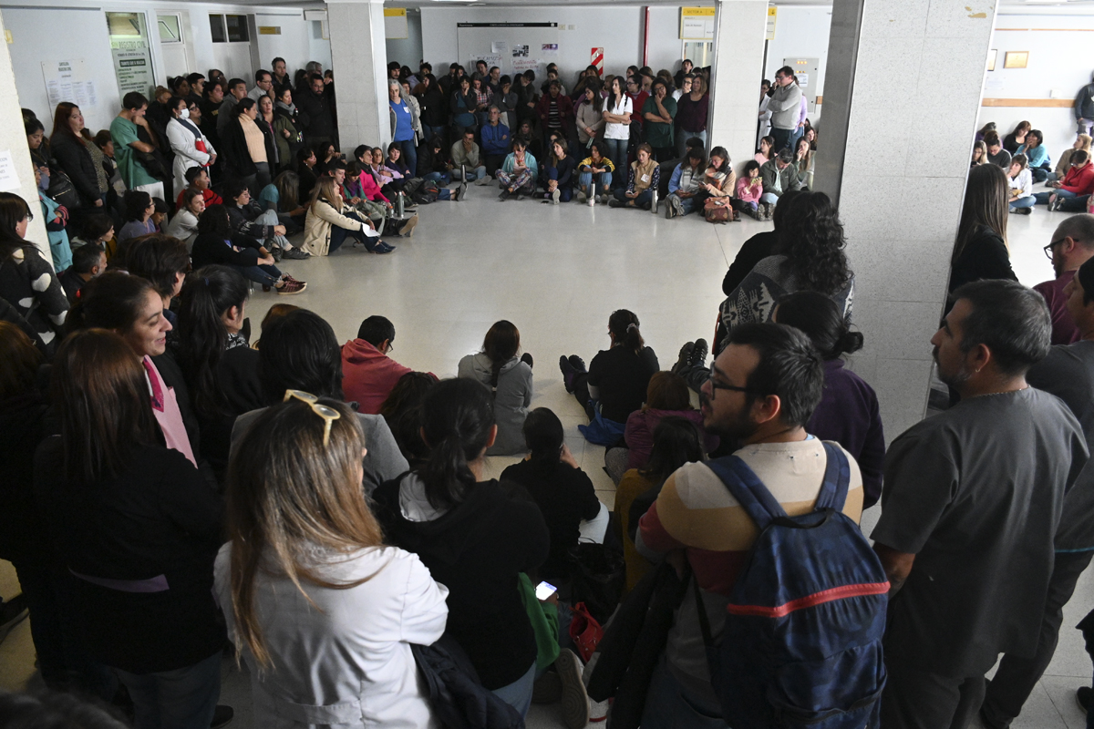 Los trabajadores del hospital de Bariloche hoy tuvieron una multitudinaria y prolongada asamblea. Foto: Chino Leiva