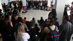 El Gobierno abre el diálogo este viernes con los hospitalarios de Bariloche: sigue el paro